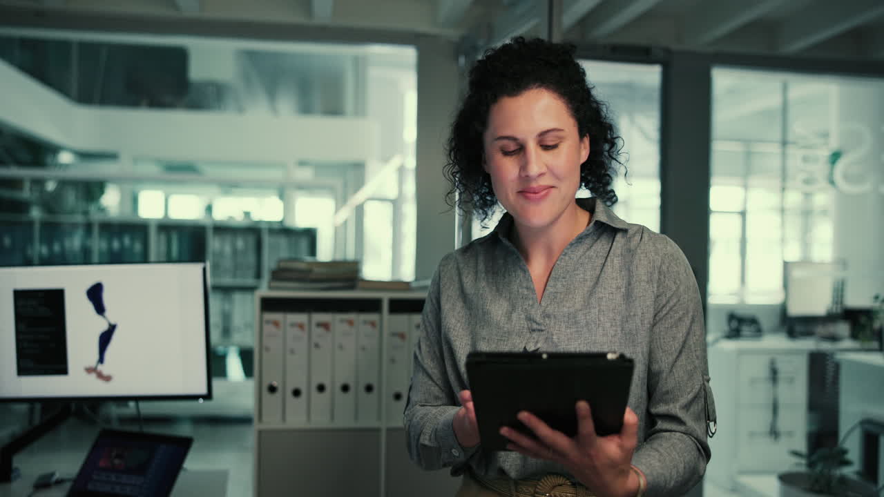 mujer de negocios trabajando en una tableta en la oficina