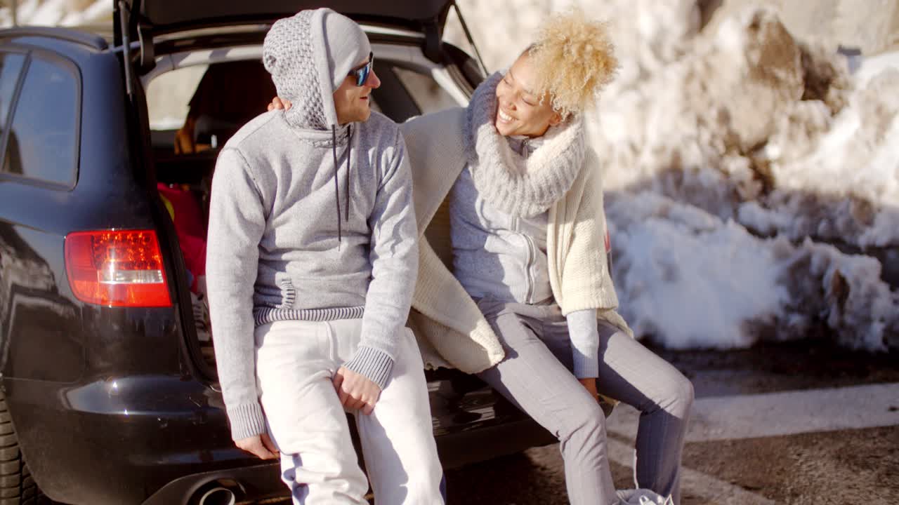 스키 부츠 를 입고 대화 하는 부부