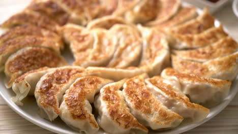 Gebratener-Gyoza--Oder-Knödelsnack-Mit-Sojasauce-Im-Japanischen-Stil