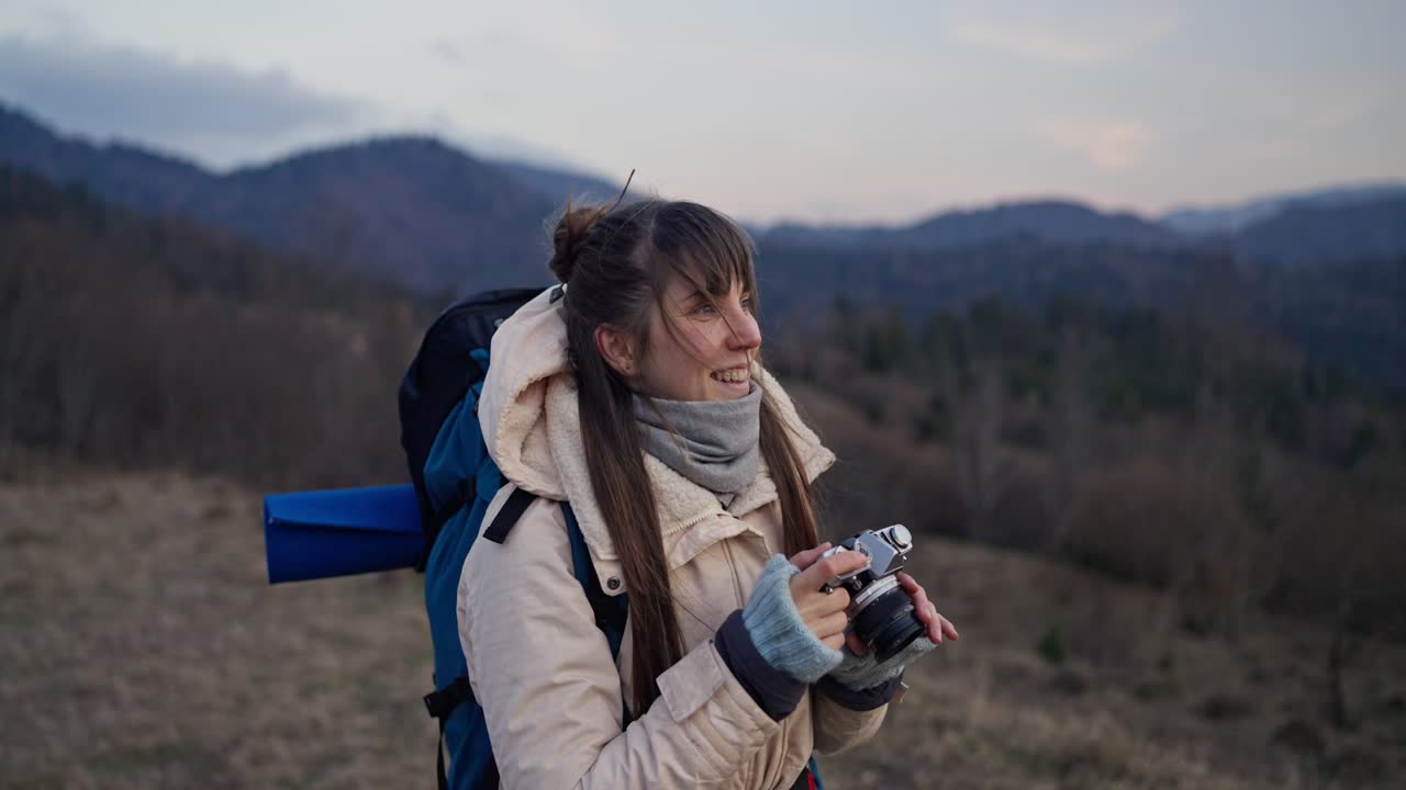 Mujer tomando fotos en las montañas