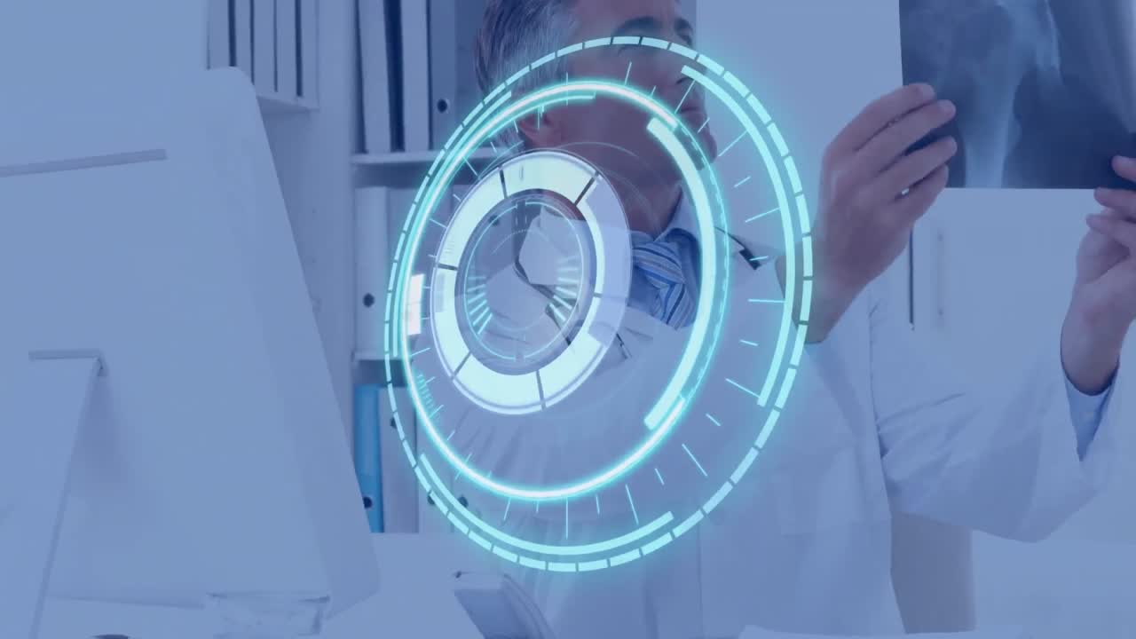 animación de la exploración del alcance sobre el médico masculino que sostiene la exploración de rayos x