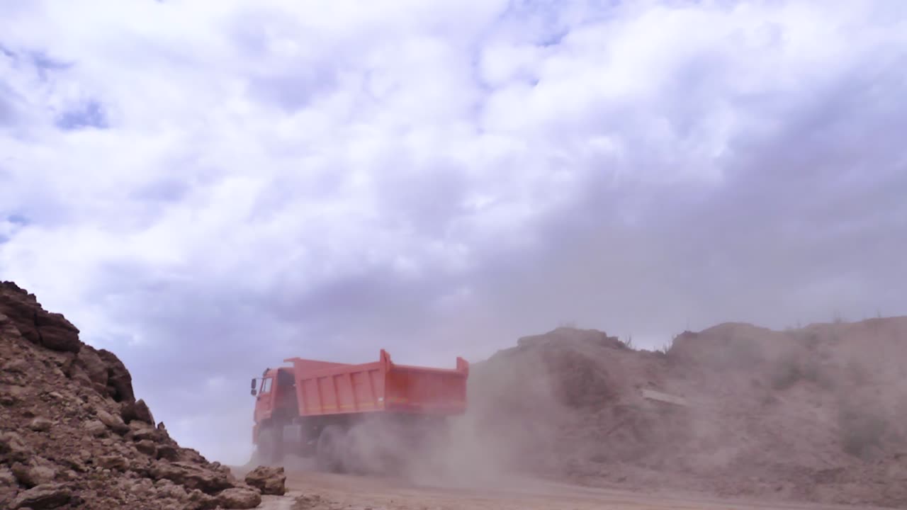 camión de descarga en una cantera