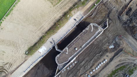 vuelo aéreo sobre el sitio de construcción que mantiene una antigua esclusa de canal