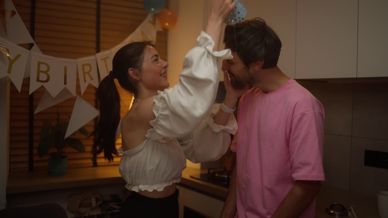 생일을 축하하는 커플