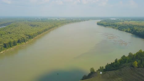 Junges-Paar-Am-Steilen-Grünen-Ufer,-Ruhige-Aussicht-Von-Oben