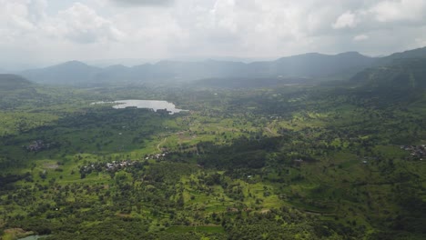 Increíble-Vista-Aérea-Desde-El-Fuerte-Tikona---Una-Fortaleza-Cerca-De-Lonavala,-Pune-En-India-Durante-El-Monzón