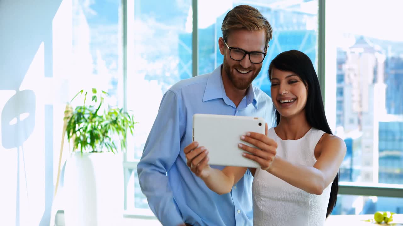 colegas que usan tabletas digitales