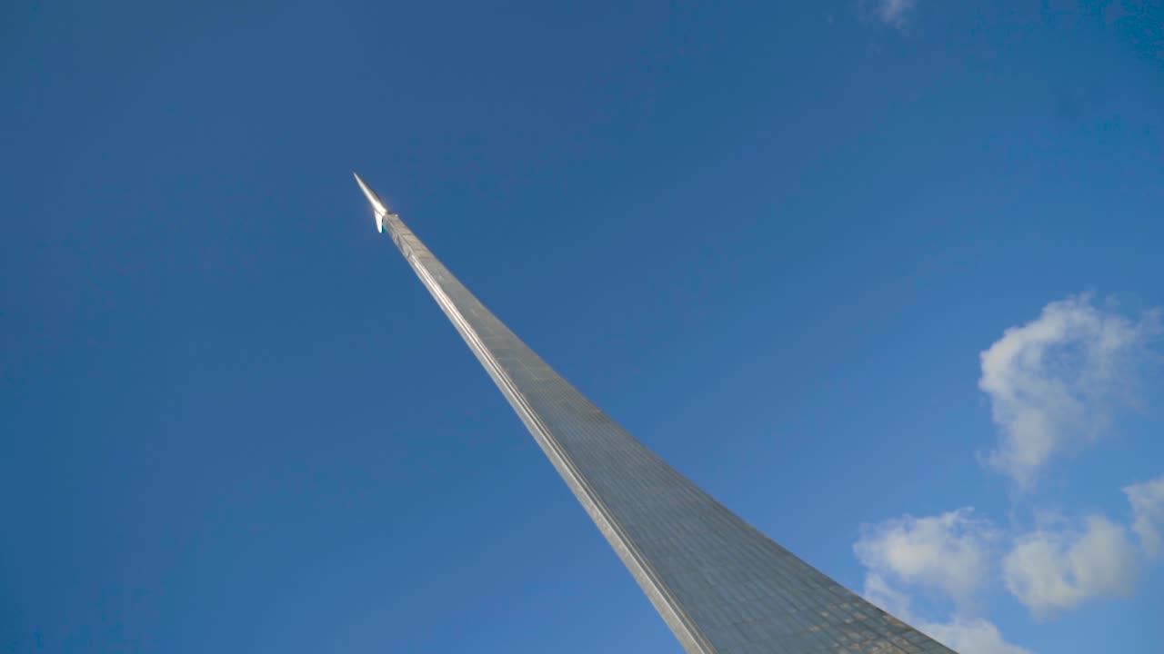 우주 정복자들에 대한 기념비