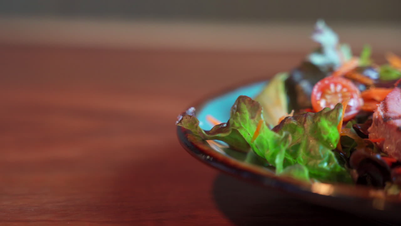 salmón ahumado ensalada a la parrilla primer plano deslizador panorámico mariscos gourmet mexicanos