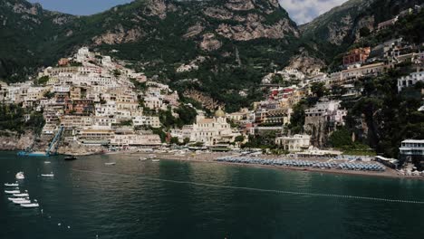 Drohnenaufnahme-Der-Wunderschönen-Resorts-Von-Positano-In-Italien