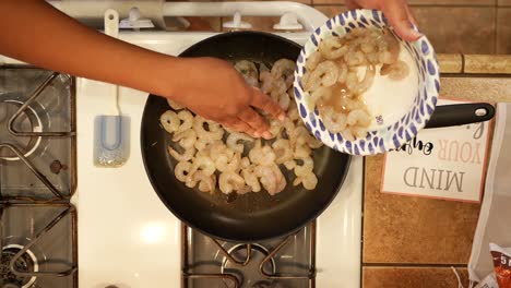 colocar los camarones sin cáscara en una sartén para
