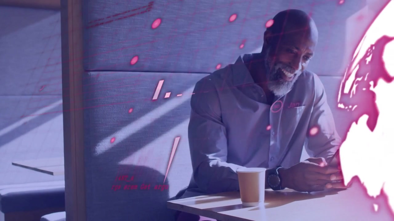 Uomo maturo che tocca il telefono esaminando dati tecnici, con barre e nodi magenta che si sovrappongono alla sua figura.