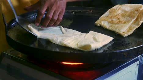 imágenes cinematográficas de cocina de 4k de un chef tailandés preparando un postre tradicional tailandés llamado roti en un mercado callejero en tailandia