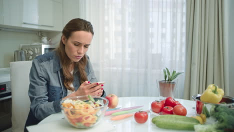 Hausfrau-Liest-Produktliste.-Frau-überprüft-Produkte-Auf-Rezept.