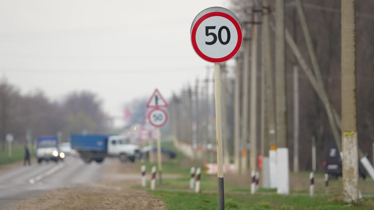 속도 제한 표지판 50mph: 도로에 있는 교통 표지판. 차량 주의. 운전자 경고. 빨간 원. 속도를 낮추는 개념.