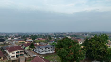 Antenne---Eine-Stadt-In-Subsahara-Afrika,-Weitschuss-Nach-Vorne