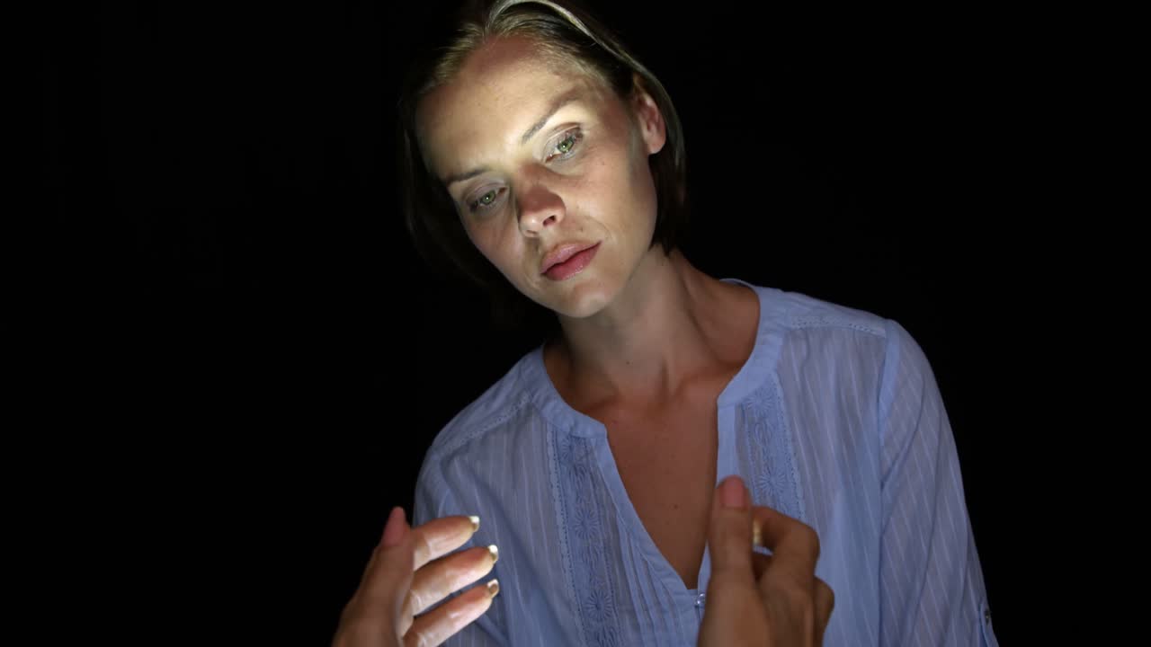 mujer mirando las manos de otra mujer