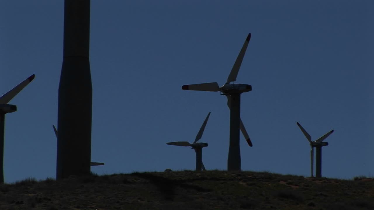 tehachapi california 2에서 전력을 생성하는 여러 풍력 터빈의 중간 샷