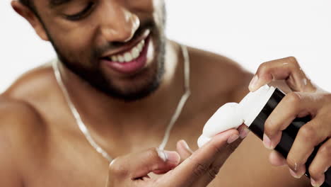cuidado de la piel, cosméticos y hombre con crema de afeitar