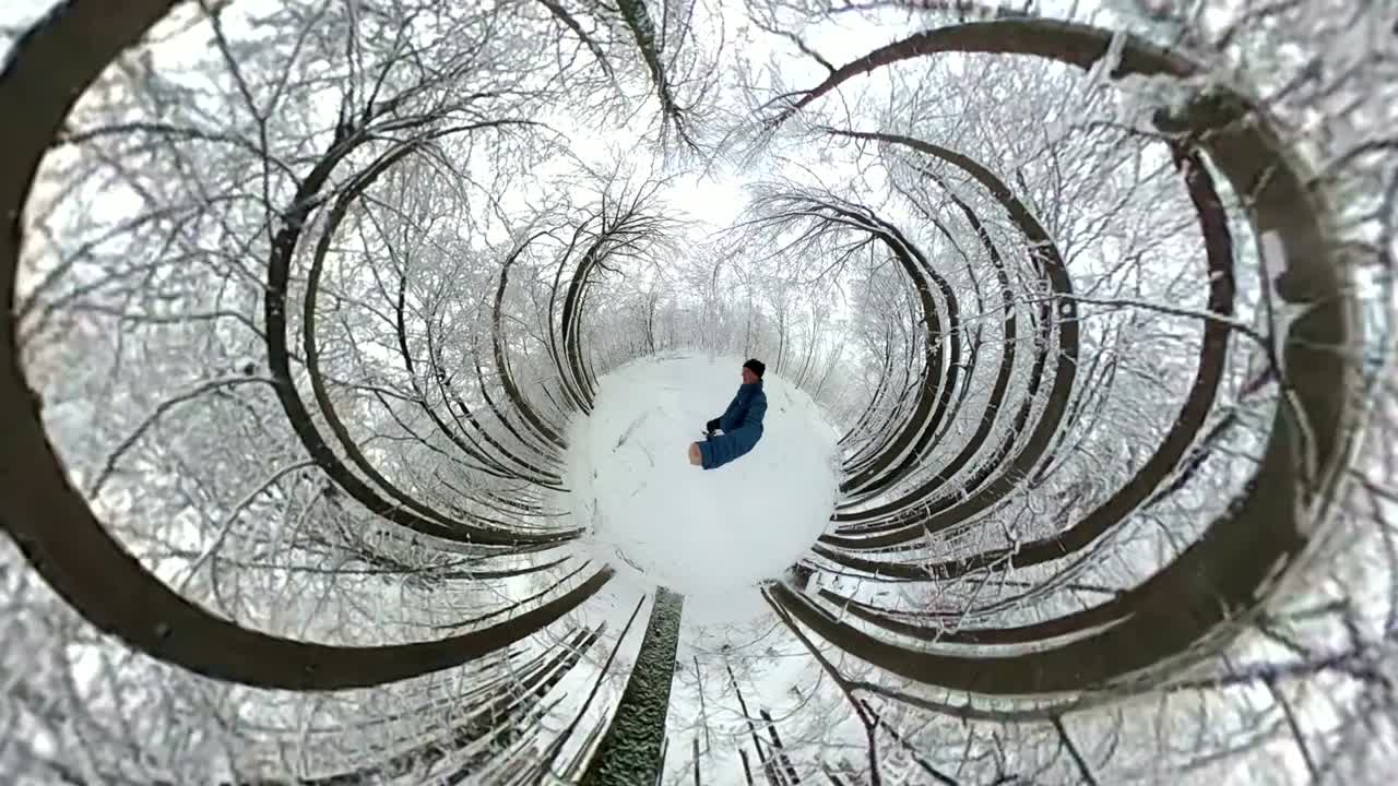 hombre caminando a través de un hermoso bosque de invierno, vr360, 360vr, 360 video, 360 grados, vr, pequeño efecto planeta