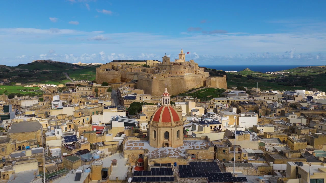 Cathédrale de l'Assomption au dôme rouge avec la Citadelle historique (Cittadella) à Victoria, Gozo, Malte. Vue aérienne