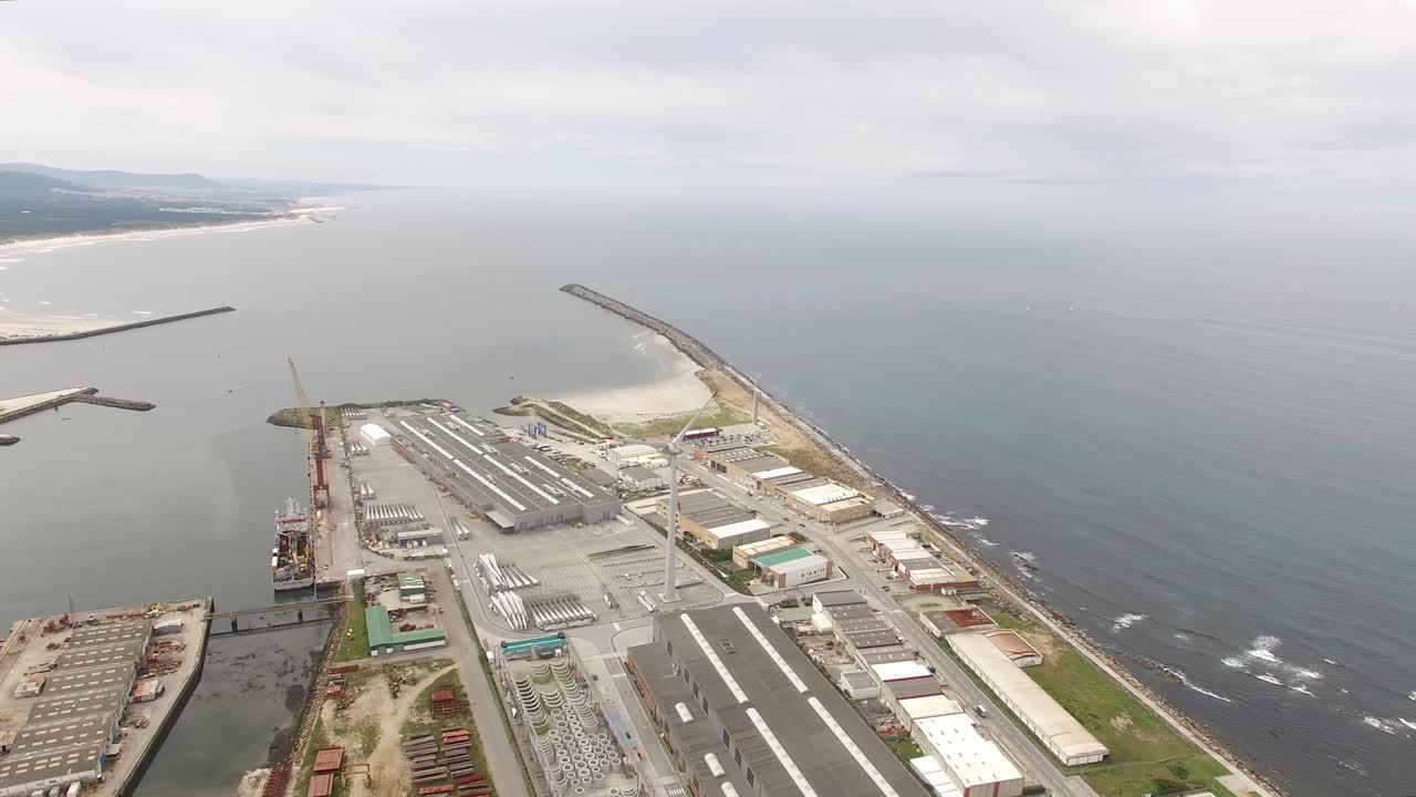 해변과 바다 풍력 터빈이 있는 바다 풍경