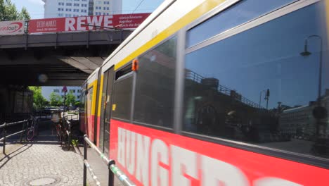 straßenbahn in der berliner innenstadt