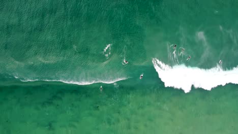 Himmelsdrohne-über-Meereswellen-Mit-Surfen-Und-Bodyboarden-Ententauchgang-Am-Seenstrand-Budgewoi-An-Der-Zentralen-Küste-Von-NSW-Australien-3840x2160-4k