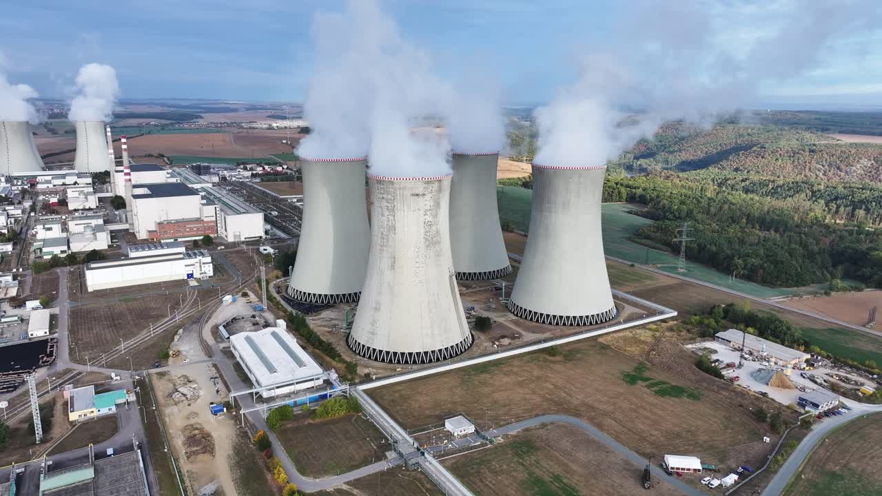 vista aérea de las torres de refrigeración de las centrales nucleares emiten humo blanco en la atmósfera