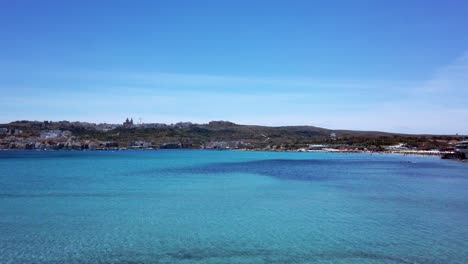 video de malta, mellieha bay en un día soleado