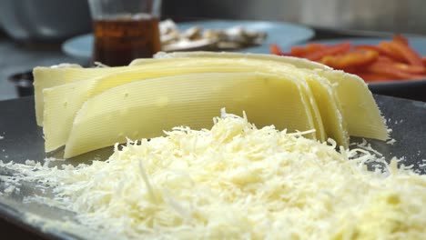 queso rallado en una bandeja gris