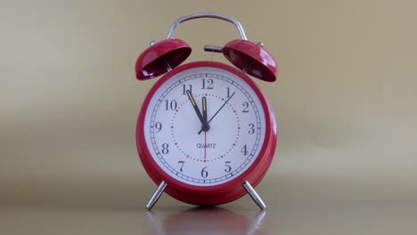 reloj de alarma rojo con una manija de segundos rápida