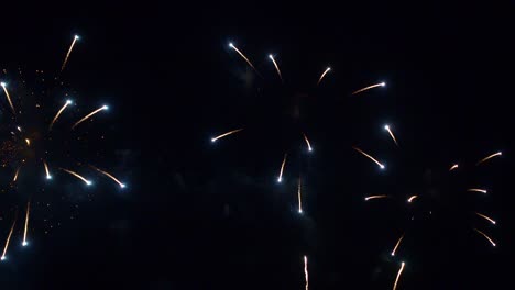 hermosa exhibición de trabajo de fuego colorido por la noche para la celebración en el festival