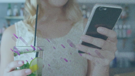 animación de formas sobre mujer caucásica usando un teléfono inteligente