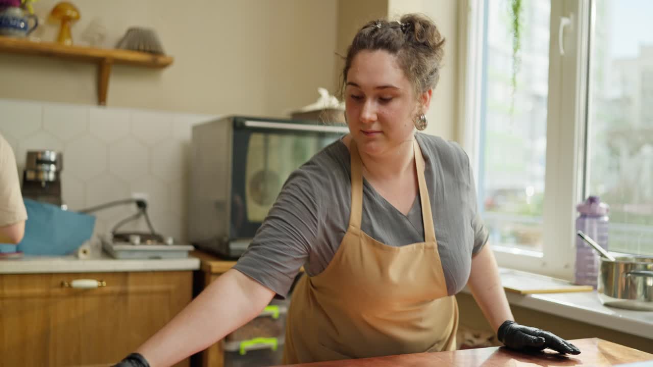 mujer en una cocina preparando comida