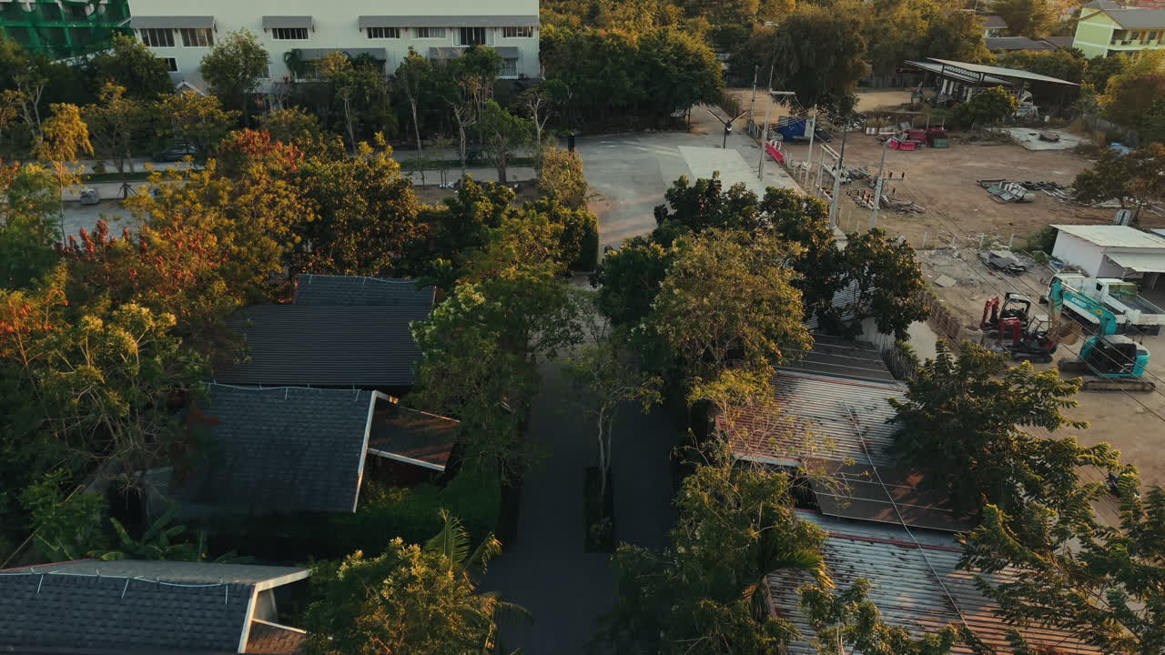 Vista aerea di edifici e alberi in un'area urbana