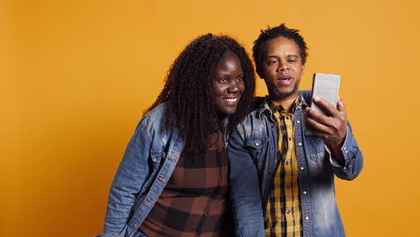 Personas-Casadas-Hablando-Con-Su-Familia-En-Una-Videollamada-En-Línea-Usando-Un-Teléfono-Inteligente