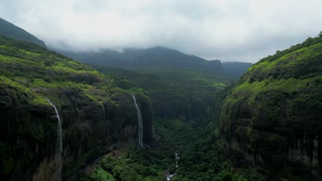 Wunderschöne-Devkund-Wasserfälle,-Drohnenansicht-Von-Unten-Nach-Oben