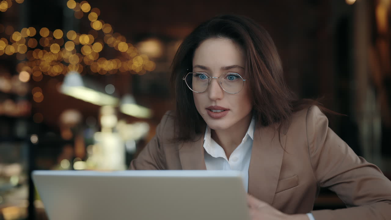 mujer de negocios trabajando en una computadora portátil en un café
