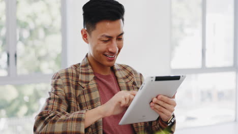 Tablet,-Forschung-Und-Kreativität-Mit-Einem-Asiatischen-Mann