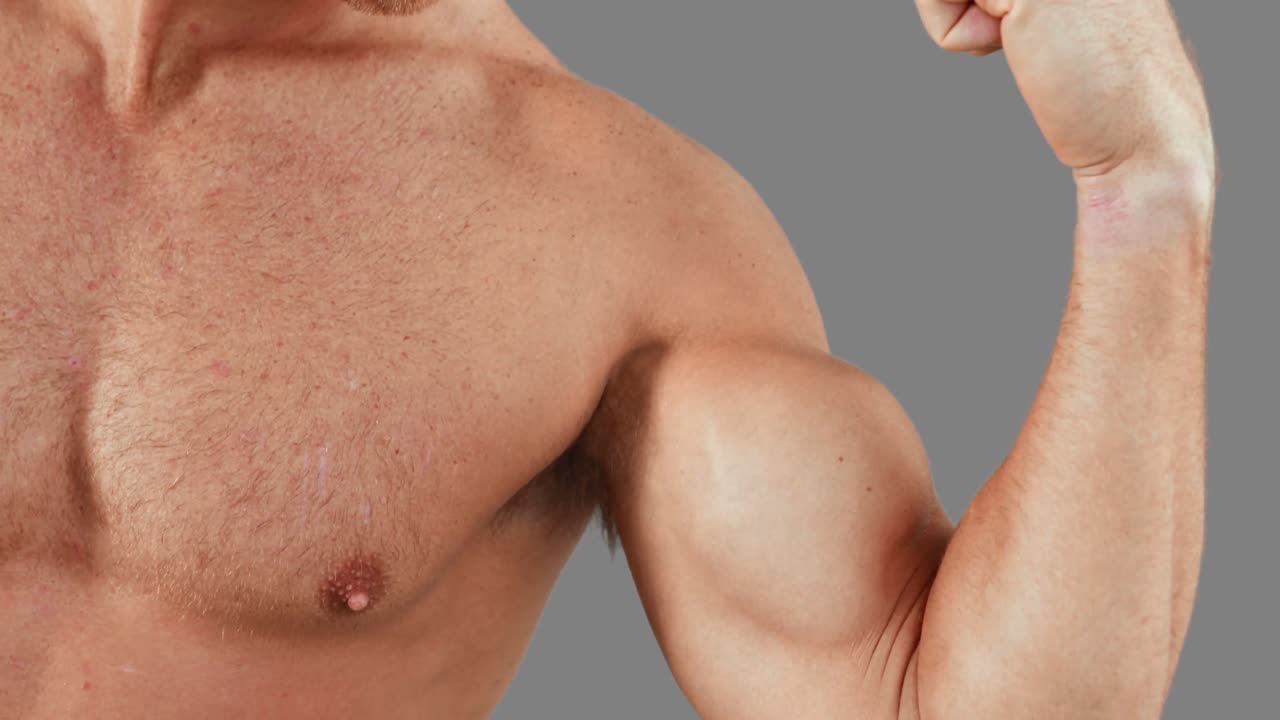 hombre musculoso flexionando sus músculos