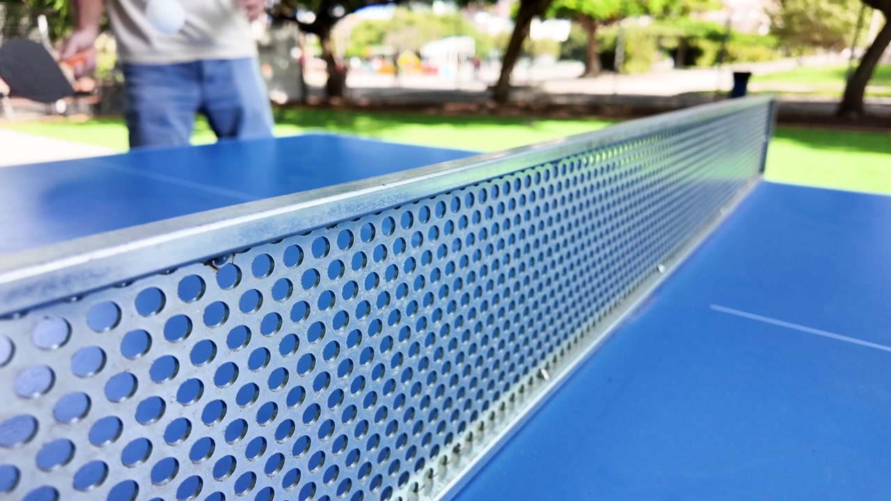 Pelota de ping pong durante un partido de tenis de mesa.