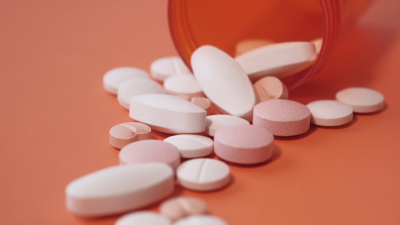 pastillas variadas en frasco de naranja