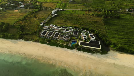 mansión con piscina en la playa de pantai torok, isla de lombok, indonesia, vista aérea