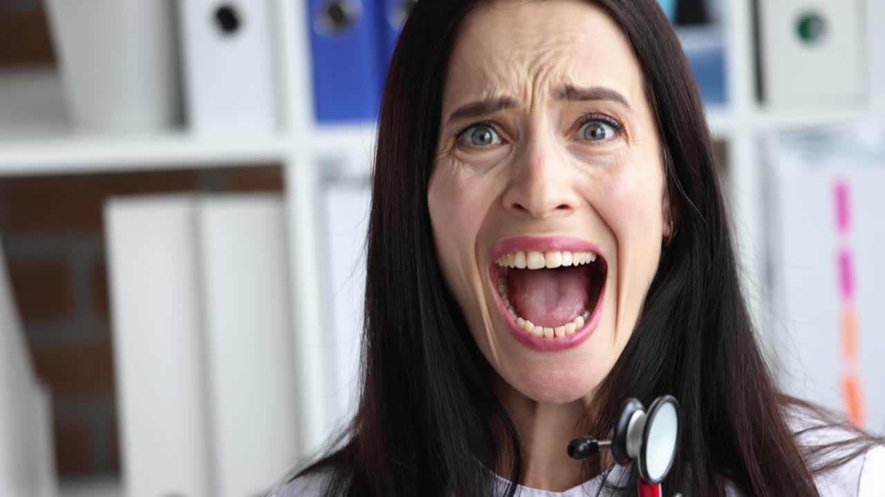 Dottoressa spaventata che urla in clinica, video in 4k al rallentatore.