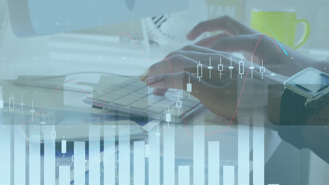 Animazione di dati finanziari in elaborazione sopra un uomo che digita sulla tastiera di un computer e scatole di cartone.