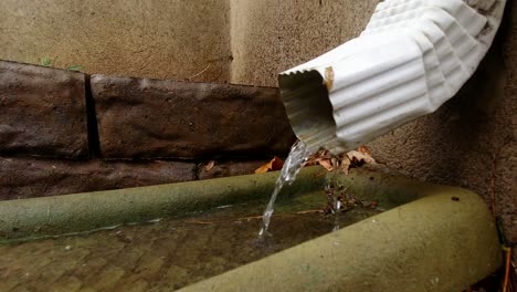 se ve agua cayendo por una lluvia que cae al suelo