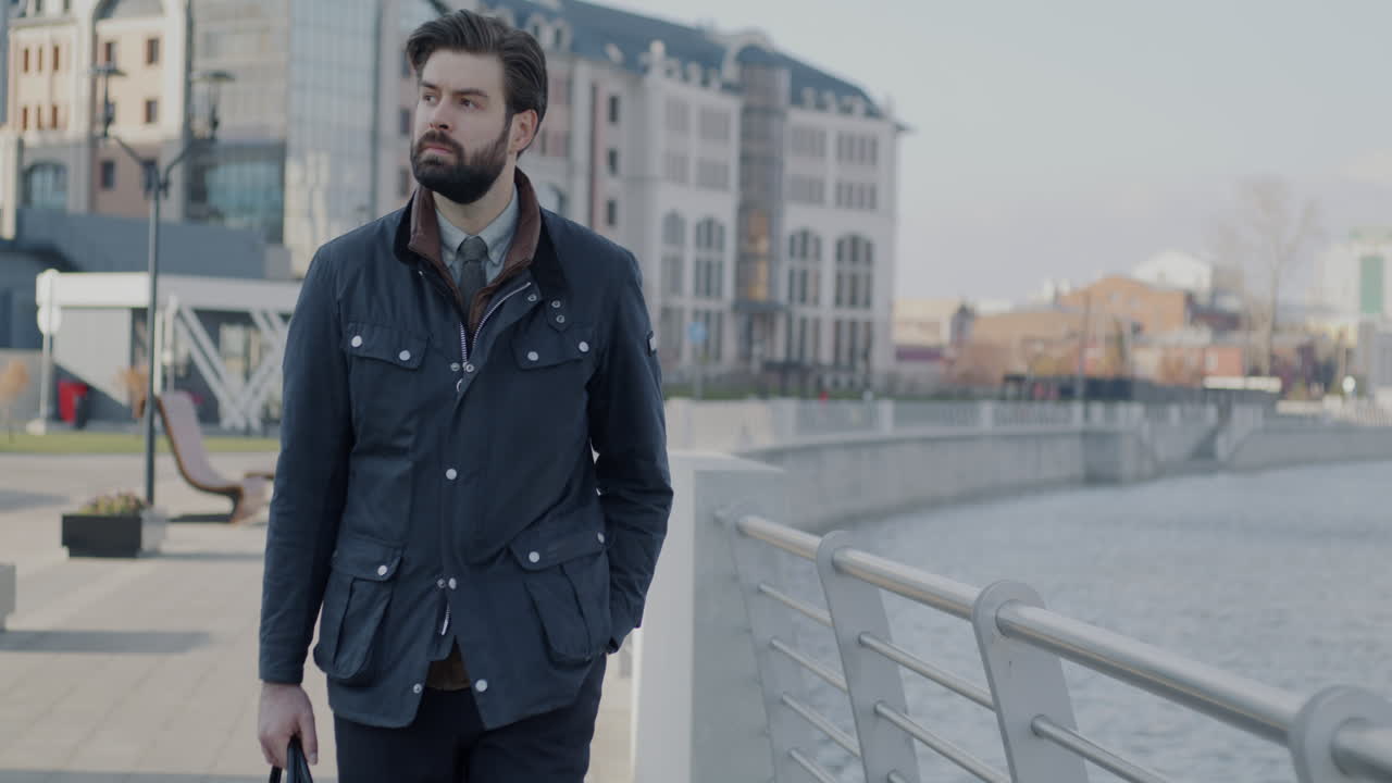 hombre de negocios caminando por la ciudad