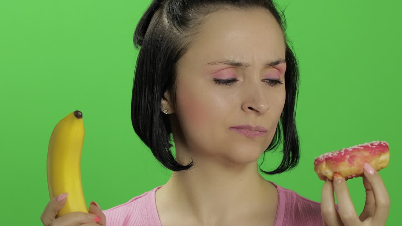 건강한 식습관을 시작하라: 잔크푸드에 '아니오'라고 말하라: 먹는 도이나 바나나를 선택하라.