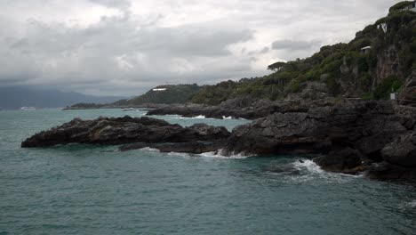 Rocky-coast-of-Liguria,-Gulf-of-the-Poets